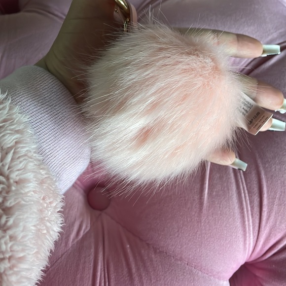 Victoria Secret puff keychain - Picture 4 of 5